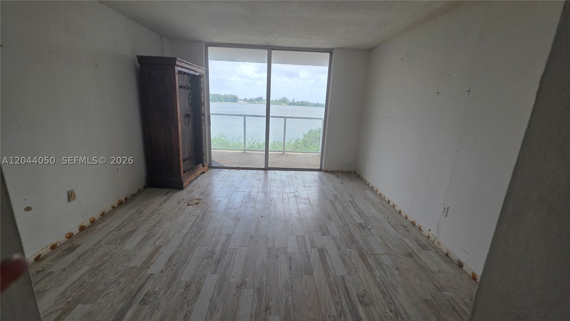 The perfect opportunity for a creative designer with a vision! This one-bedroom, two-bathroom condo is a blank canvas ready to be transformed into your own masterpiece. Located in the desirable Buckley Towers community, this property offers exceptional value and an unbeatable location. Enjoy being just minutes from Aventura Mall, approximately 20 minutes from Fort Lauderdale-Hollywood International Airport, and only 15 minutes from both Hollywood Beach and Haulover Beach. Shopping, dining, entertainment, and major highways are all conveniently nearby. Bring your imagination and create the home you've always envisioned. Opportunities like this don't come along often.