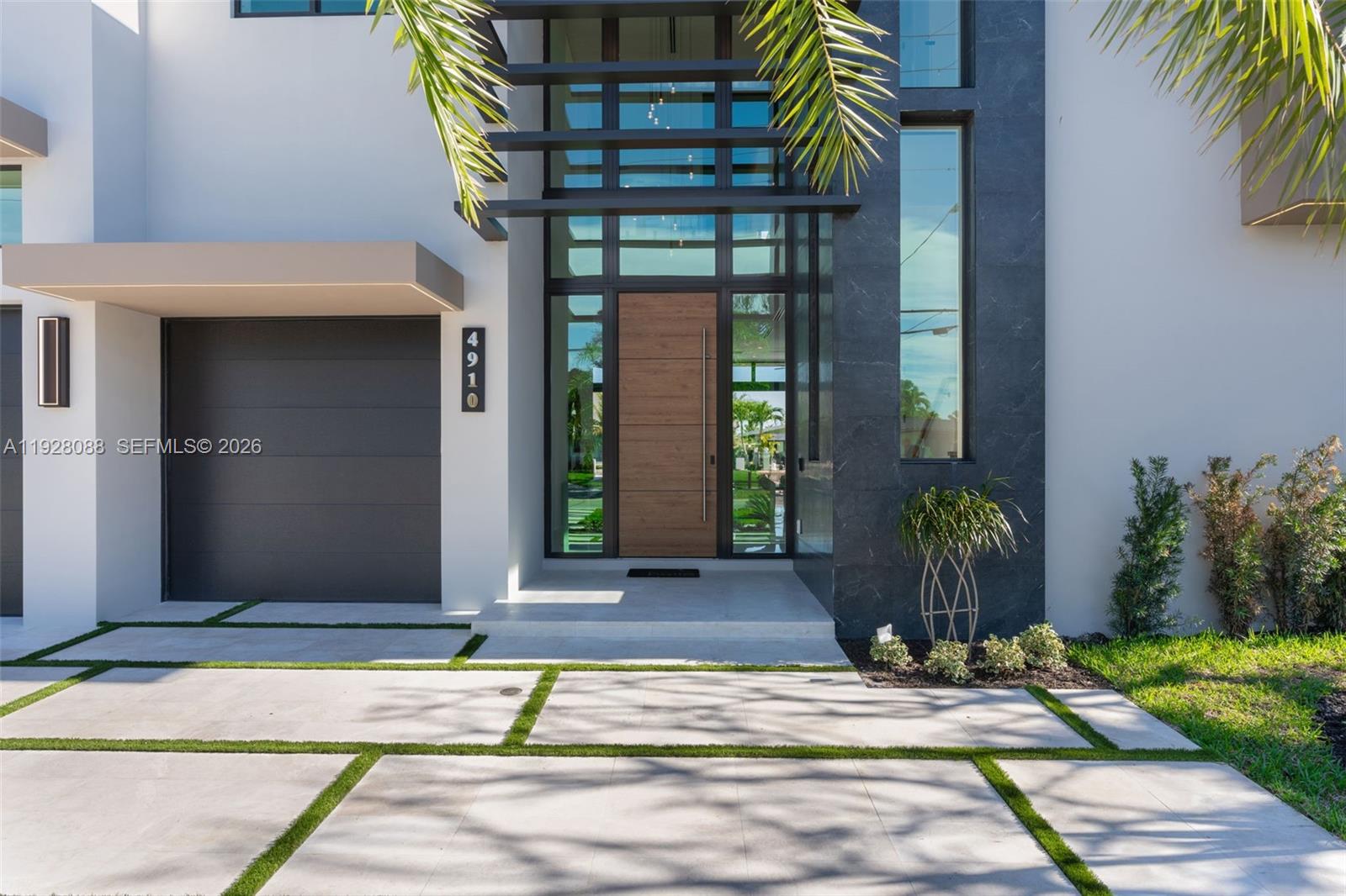 CORAL KEY VILLAS 3RD SEC - Residential