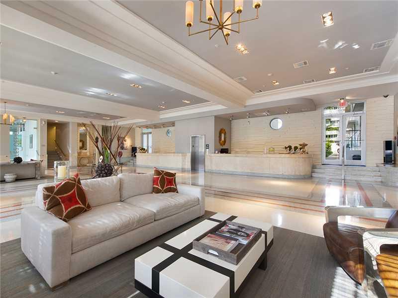 BEAUTIFUL FURNISHED UNIT. WALK TO THE BEACH.INCLUDED BEACH SERVICE .JUST BRING YOUR BAGS. LONG AND SHORT TERM.WALK TO LINCOLN ROAD MALL & CONVENTION CENTER. WASHER & DRYER + parking. MONTLY RENTAL OK.