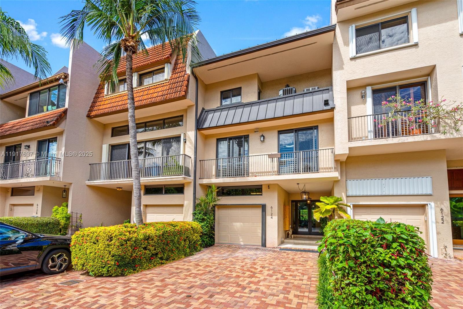 ROYAL HARBOUR YACHT CLUB - Residential
