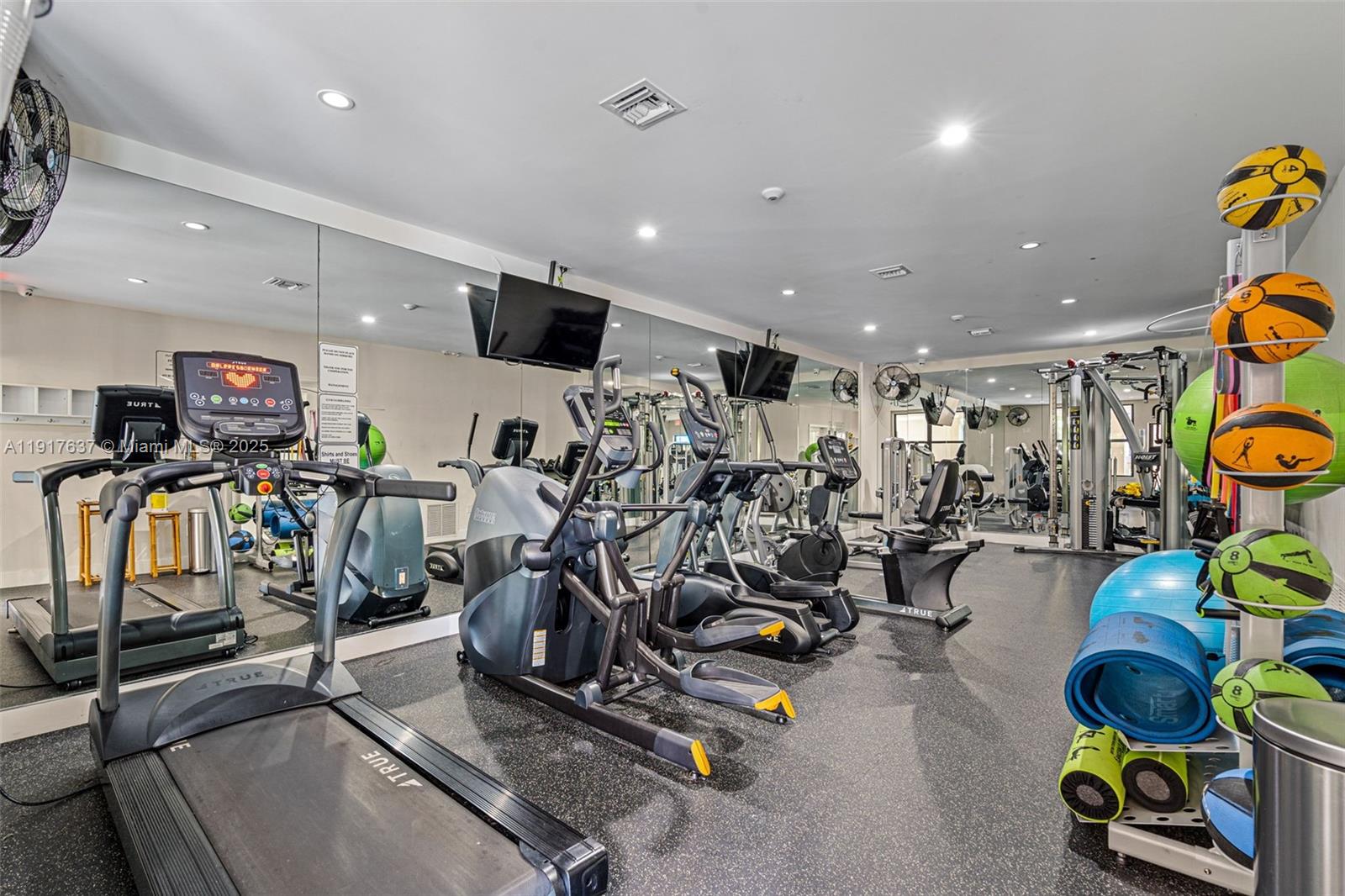 ROYAL HARBOUR YACHT CLUB - Residential