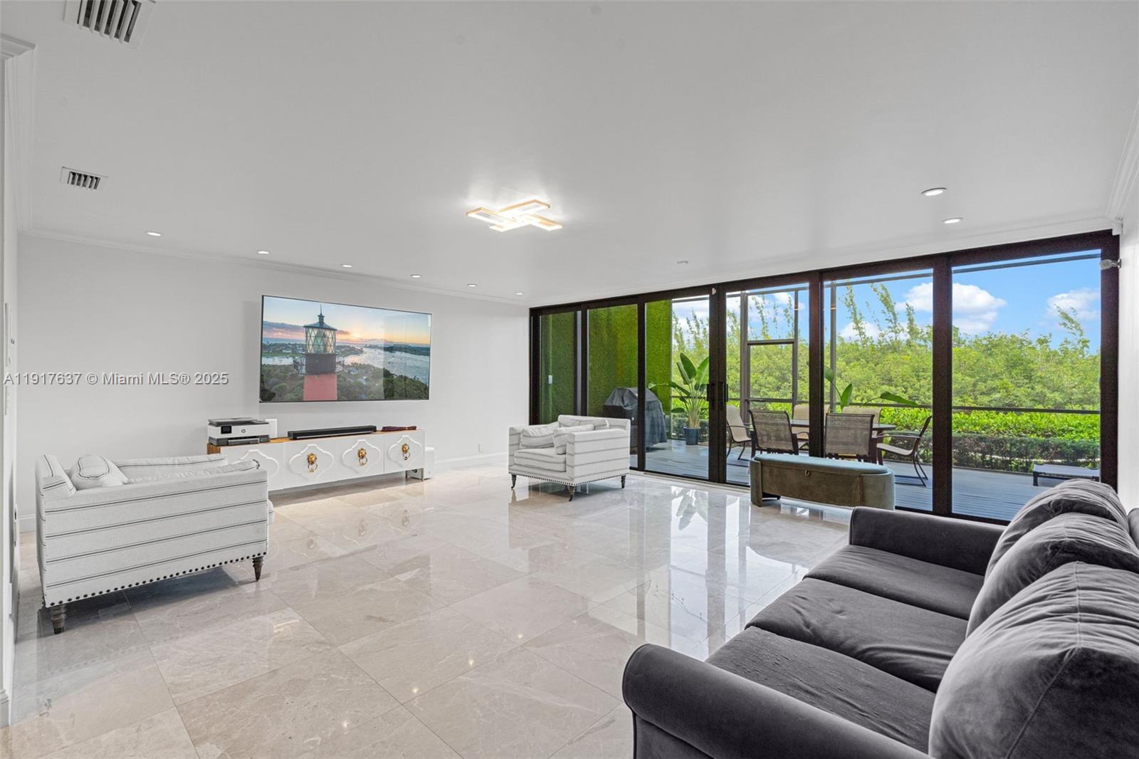 ROYAL HARBOUR YACHT CLUB - Residential