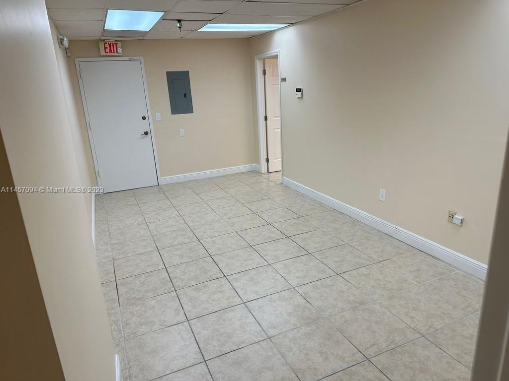 PRIVATE SUBLEASE OFFICE SPACE WITH PRIVATE DOOR AVAIALBLE FOR IMMEDIATE OCCUPANCY. ADMINISTRATIVE USE ONLY. FIRST FLOOR UNIT. EXCELLENT LOCATION! EASY TO SHOW!