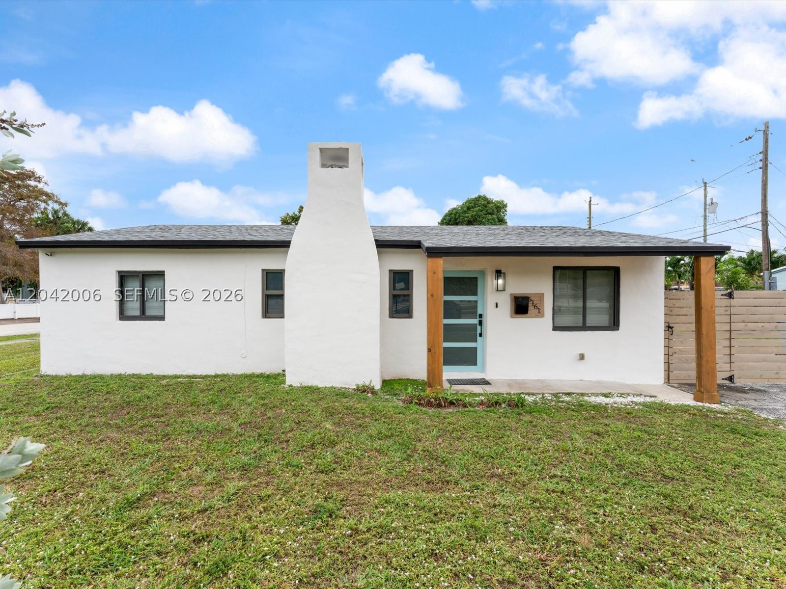 BEAUTIFUL CORNER LOT 3 BEDROOMS 2 BATHROOMS SINGLE-FAMILY HOME FOR RENT IN THE HEART OF THE
CITY OF OAKLAND PARK! HOME FEATURES: NEW 2025 ROOF, IMPACT WINDOWS AND DOORS, BEAUTIFUL
BATHROOMS, BEAUTIFUL CUSTOM KITCHEN WITH HIGH-END EUROPEAN CABINETS, RECESSED LIGHTING, 2021
STAINLESS-STEEL APPLIANCES, 2021 TANKLESS WATER HEATHER, SPACIOUS BACK, FRONT AND SIDE YARD. NO
HOA. GREAT LOCATION CLOSE TO PARKS, SCHOOLS, SHOPPING, AND RESTAURANTS. DON'T MISS OUT ON THE
OPPORTUNITY TO MAKE THIS HOME YOUR OWN. *PROPERTY ALSO AVAILABLE FOR A 6+ MONTHS LEASE ALSO AVAILABLE FOR SALE*
