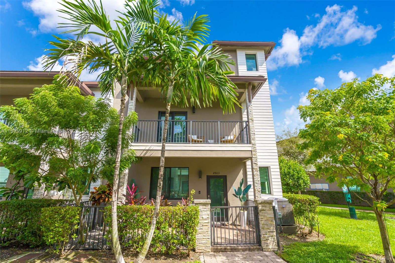 DOWNTOWN DORAL SOUTH PHAS - Residential