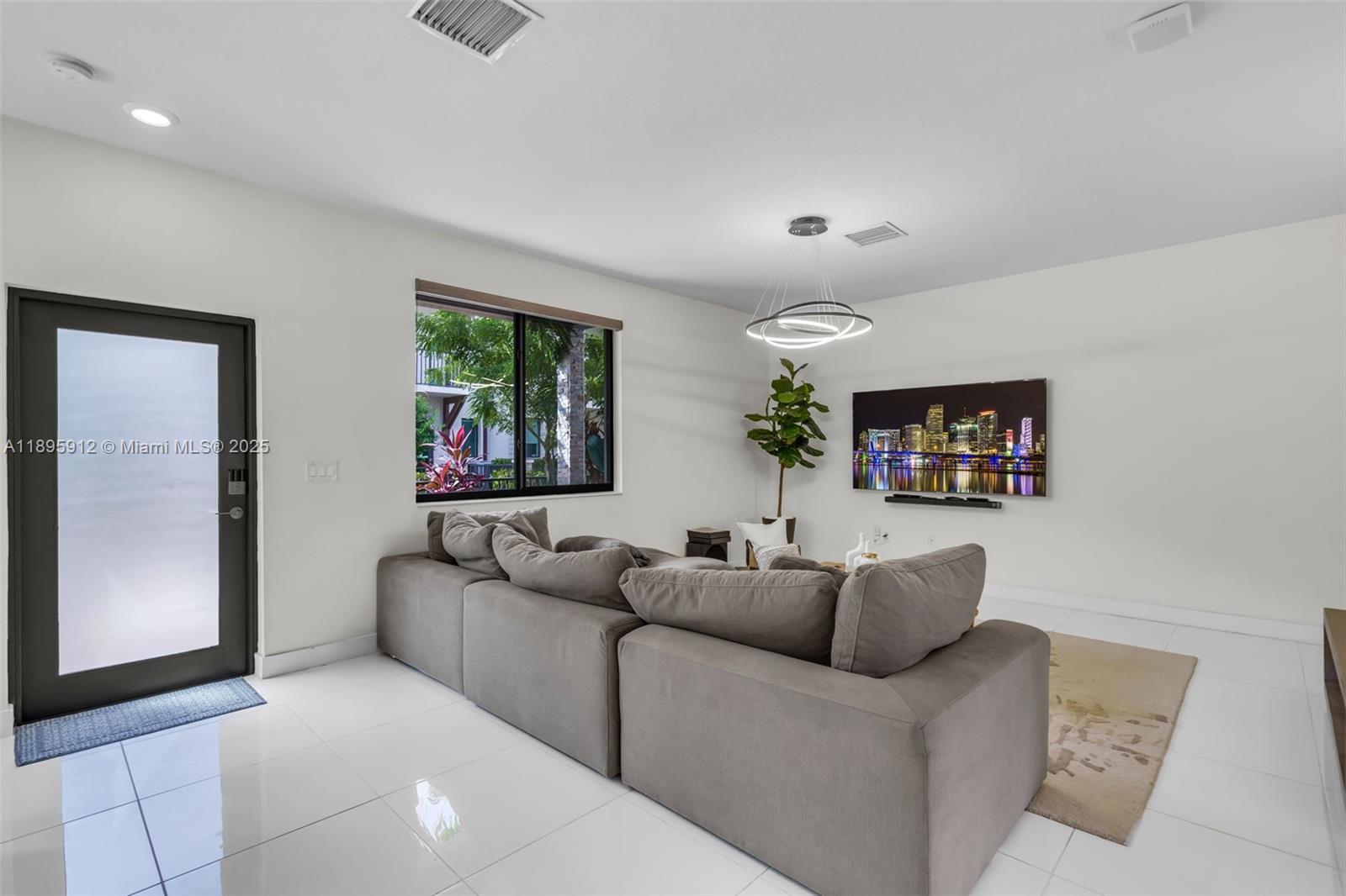 DOWNTOWN DORAL SOUTH PHAS - Residential