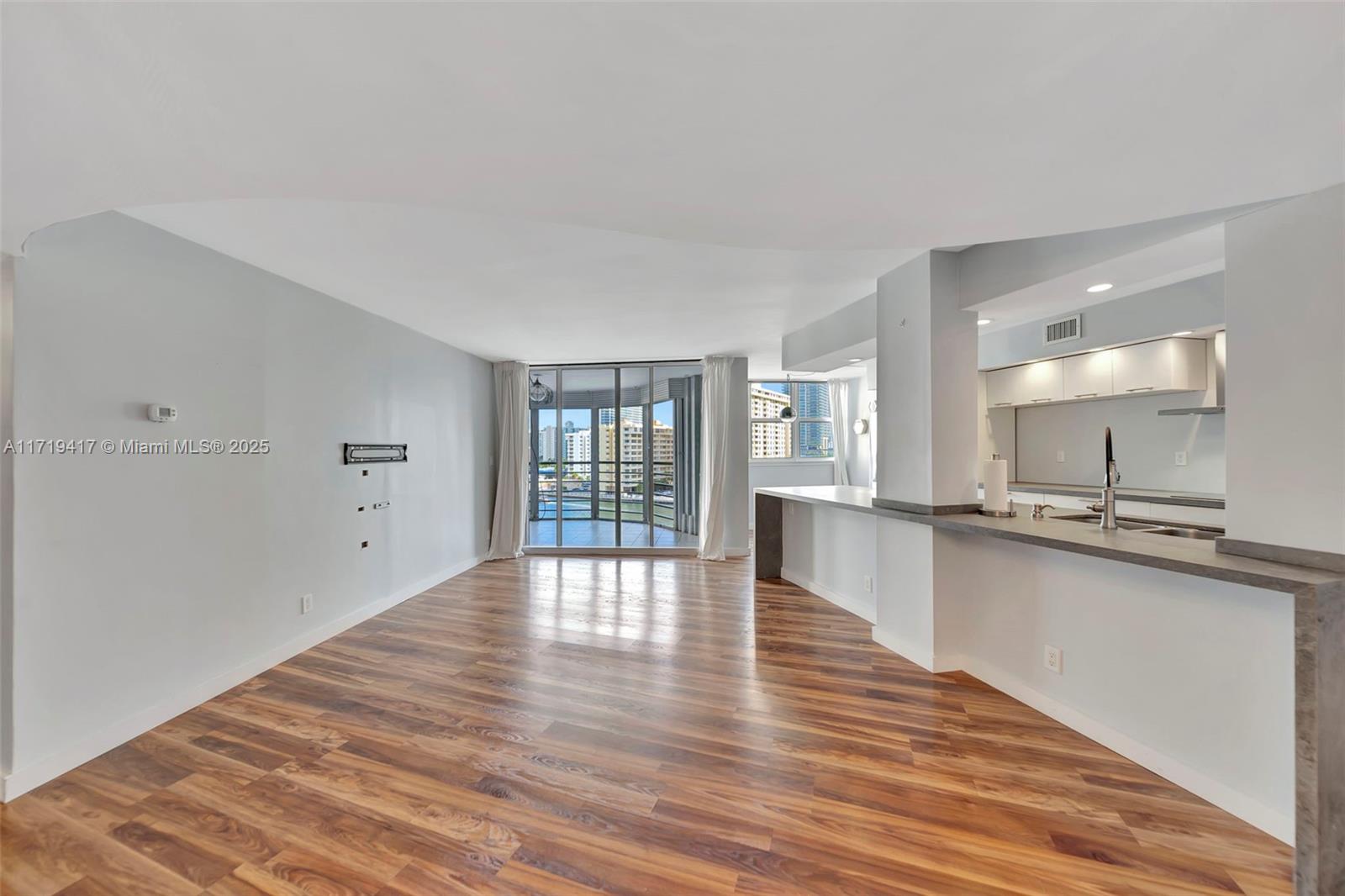 LAKE POINT TOWER CONDOMIN - Residential