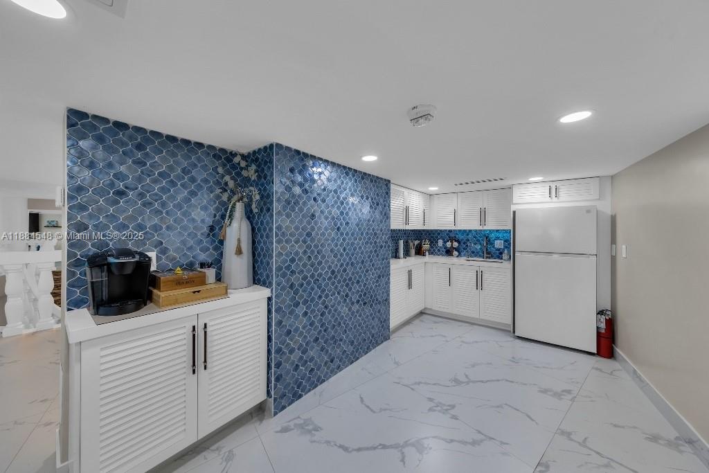 BREAKERS CONDOMINIUM - Residential Lease