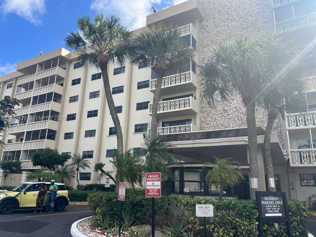 Spacious 3-bedroom, 2-bath unit located in Building 800 at 800 NE 195th St #501, Miami. This well-maintained residence offers a functional layout with plenty of natural light and comfortable living spaces. The unit is conveniently located near major highways, shopping centers, restaurants, and Aventura Mall.

Great opportunity for both homeowners and investors looking for a property in a growing area of North Miami. The community offers convenient amenities and easy access to everything the city has to offer.