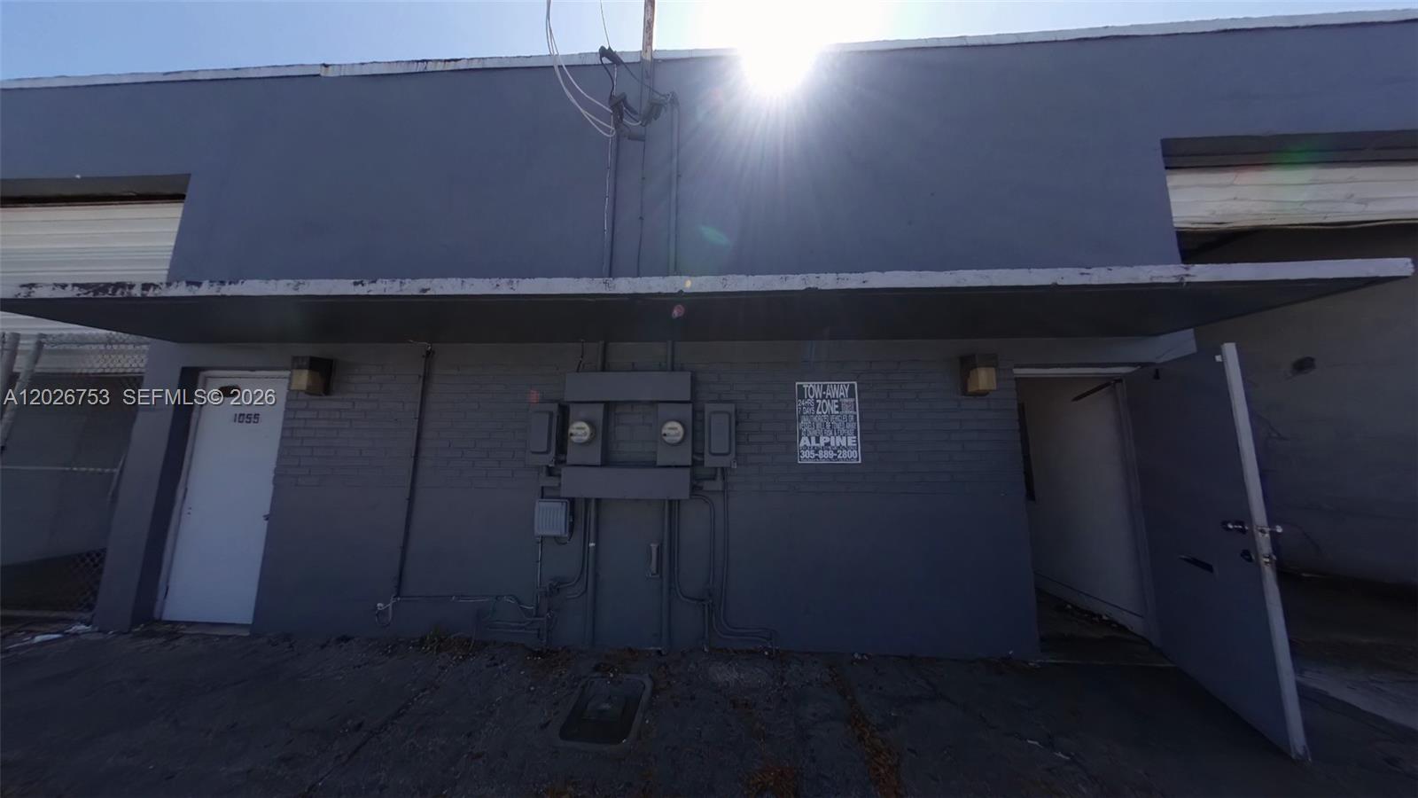 Small bay warehouse with great location just off the 112. Around the corner from Home Depot.
