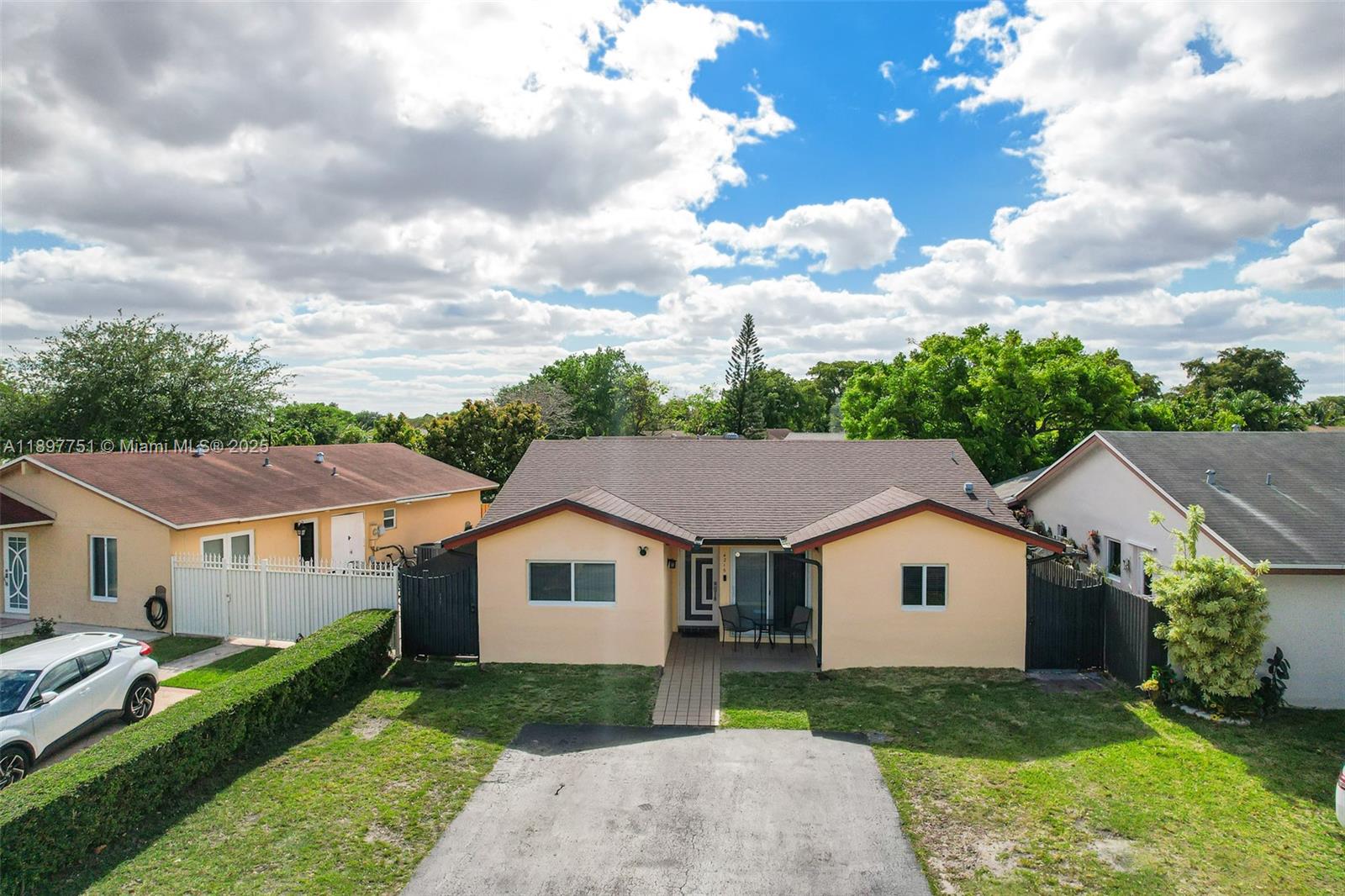Beautiful & spacious 2BD/2BA single-family home in remarkable condition! Perfect for investors or first homeowners Low HOA of only $60 quarterly. Don't miss this incredible opportunity!