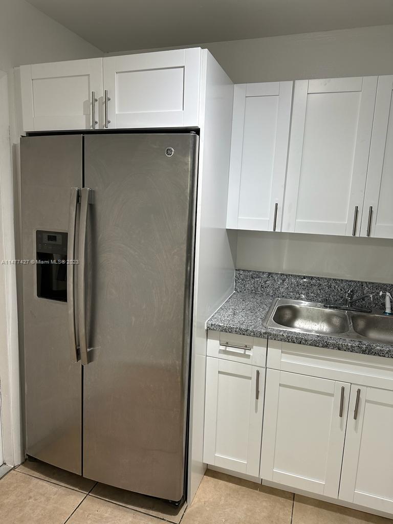Beautiful 2 bedroom 2 bathroom apartment with nice view. New Kitchen and new bathrooms .Fresh painted with 1 big balcony. Location is perfect, close to supermarkets, restaurants in the area, many shopping plazas just across the street. Great Pool , and fenced entry for security. Fully remodeled. Large size master bedroom.