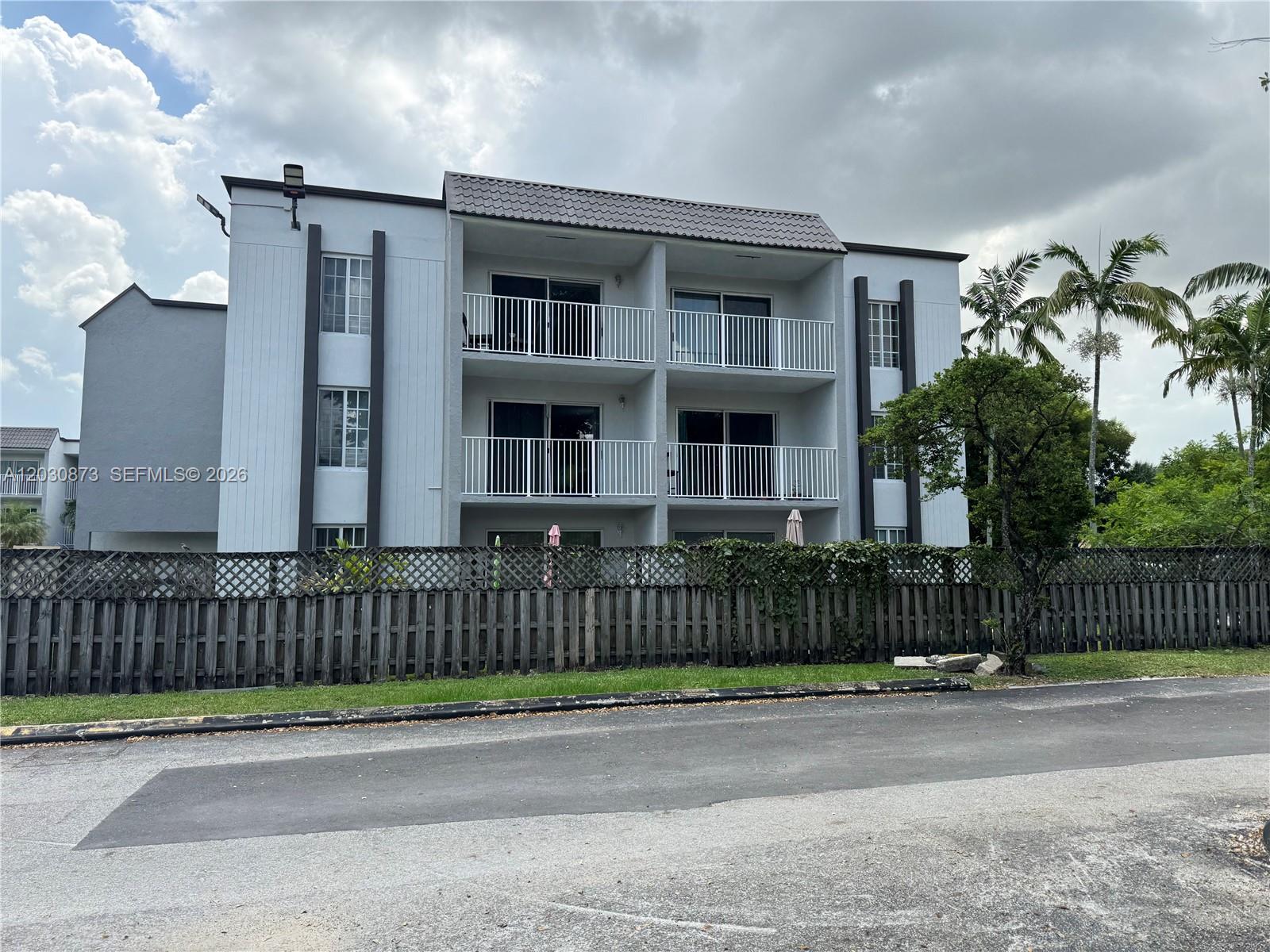 1 BR / BA Apartment at "Doral Garden II" Community Resort style, within walking distance of supermarket,
restaurants, and new "Downtown Doral", security patrol, tennis court, fitness center, community lakes, sidewalks,
and children's park. very close to major highways, Miami International Airport, malls, and Doral A+ schools. One 
(1) parking space and water service included.