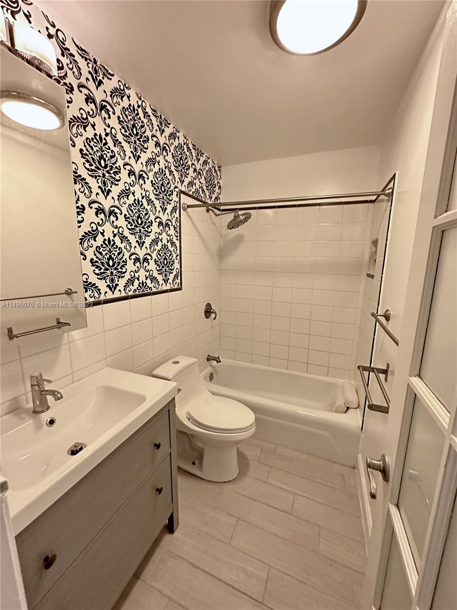 IMPERIAL POINT COLONNADES - Residential Lease