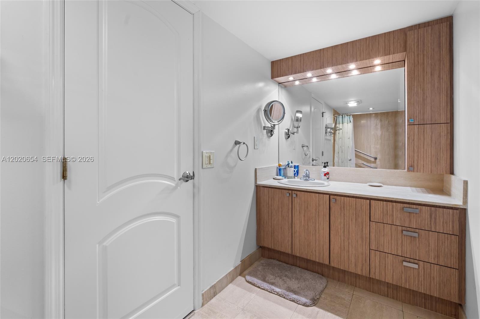 SUMMIT CONDO - Residential