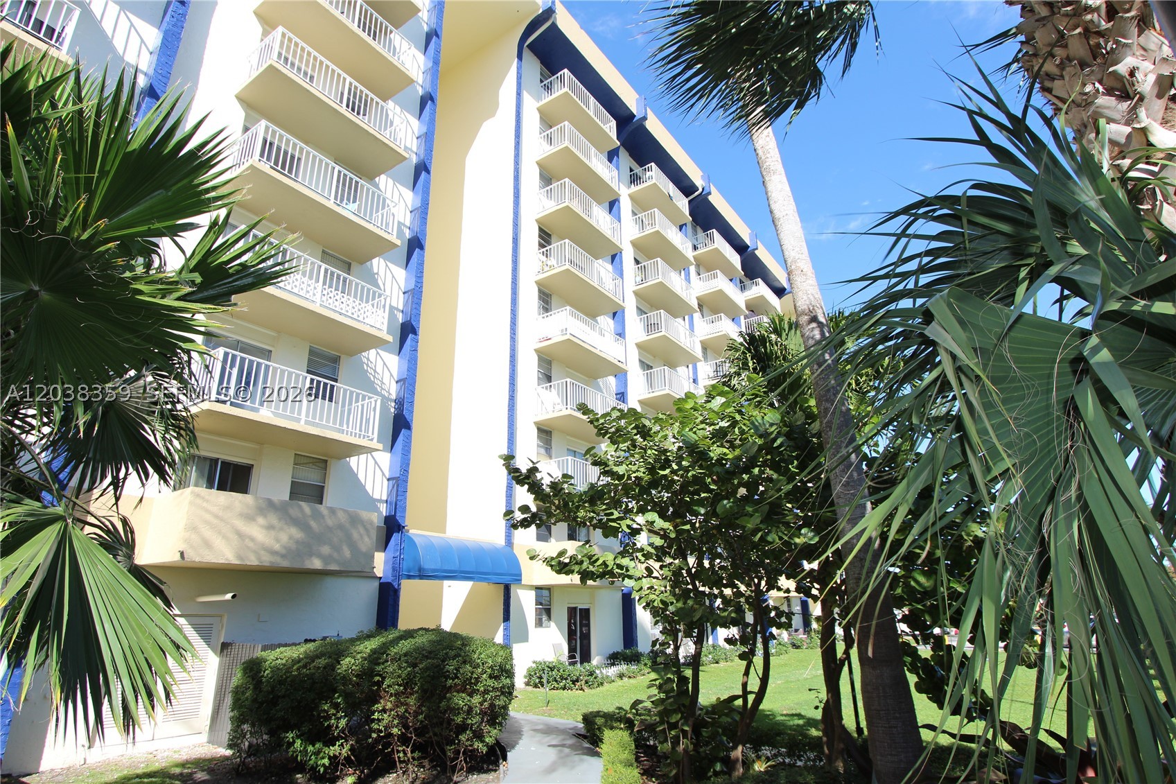 NICE UNIT  AT THE DESIRABLE COMUNITY OF YOLANDA VILLAS. EXCELLENT LOCATION, GATED & SECURE, PARTIALLY RENOVATED, CERAMIC FLOOR AND SPACIOUS AREAS. ENJOY THE COMMUNITY PLENTY OF AMENITIES: POOL, TENNIS COURT, GYM AND MORE.