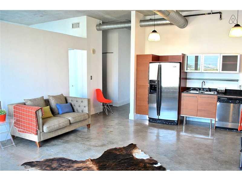 This is an amazing and great loft by Miami River w/ stunning views of the river and downtown Miami! You will enjoy an oversized bath tub, Italian kitchen, immense windows and 11ft ceilings. The building offers resort style amenities including a pool, gym,  tennis court, concierge, and business center for you to use as you please. Amenities are on the 6th floor.