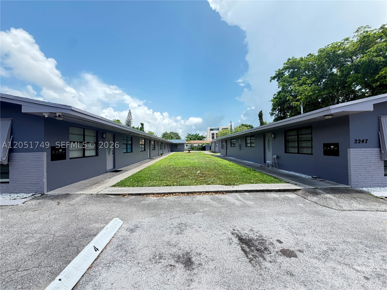 HOLLYWOOD LITTLE RANCHES - Residential Lease
