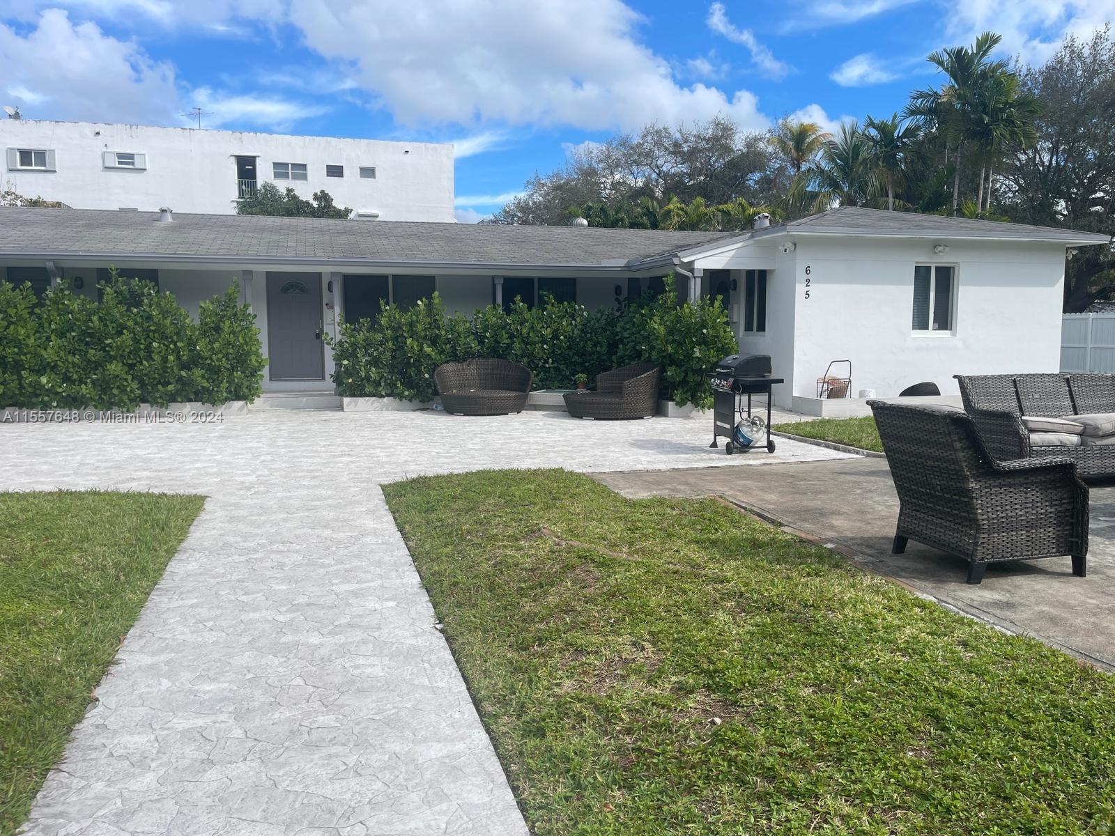 Available for rent immediately. Efficiency unit, located next to Young Circle Park, right in the heart of Downtown
Hollywood. washer and dryer located on the premises.