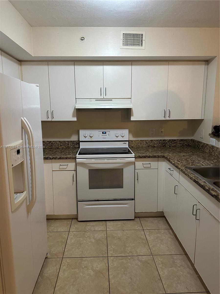 pls read broker remarks!!!

Beautiful!! Corner Unit 2/2 first floor condo. Gated Community in Coconut Creek. Granite countertops, new Air Conditioner, full size washer/dryer. Great amenities-pool, exercise room, hot tub spa, tennis, indoor racquet ball, business office, play area, walking trail. Monthly maintenance includes water, cable, insurance. A-rated schools, shopping & restaurants nearby. Also located 2 minutes to Sawgrass Expressway and Turnpike, 10 min to I95.