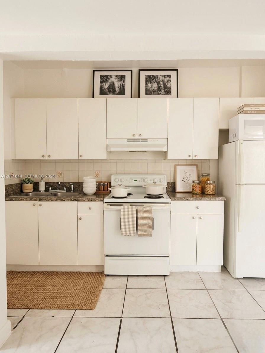 FLA FRUIT LAND CO SUB - Residential Lease