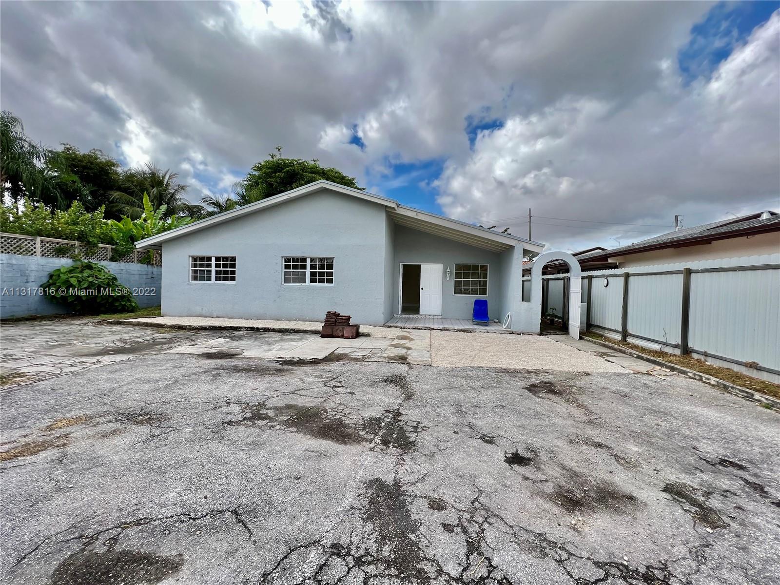BEAUTIFUL 3BED/2Bath HOUSE with a huge family room. Freshly painted, nice patio to entertain. The home is in the Heart of Westchester. Just a few blocks from A's school . Also, very close to FIU University and Tamiami park.
Utilities are the responsibility of the renter. First and  2 month security deposit are required at time of signing the lease. Move in Ready