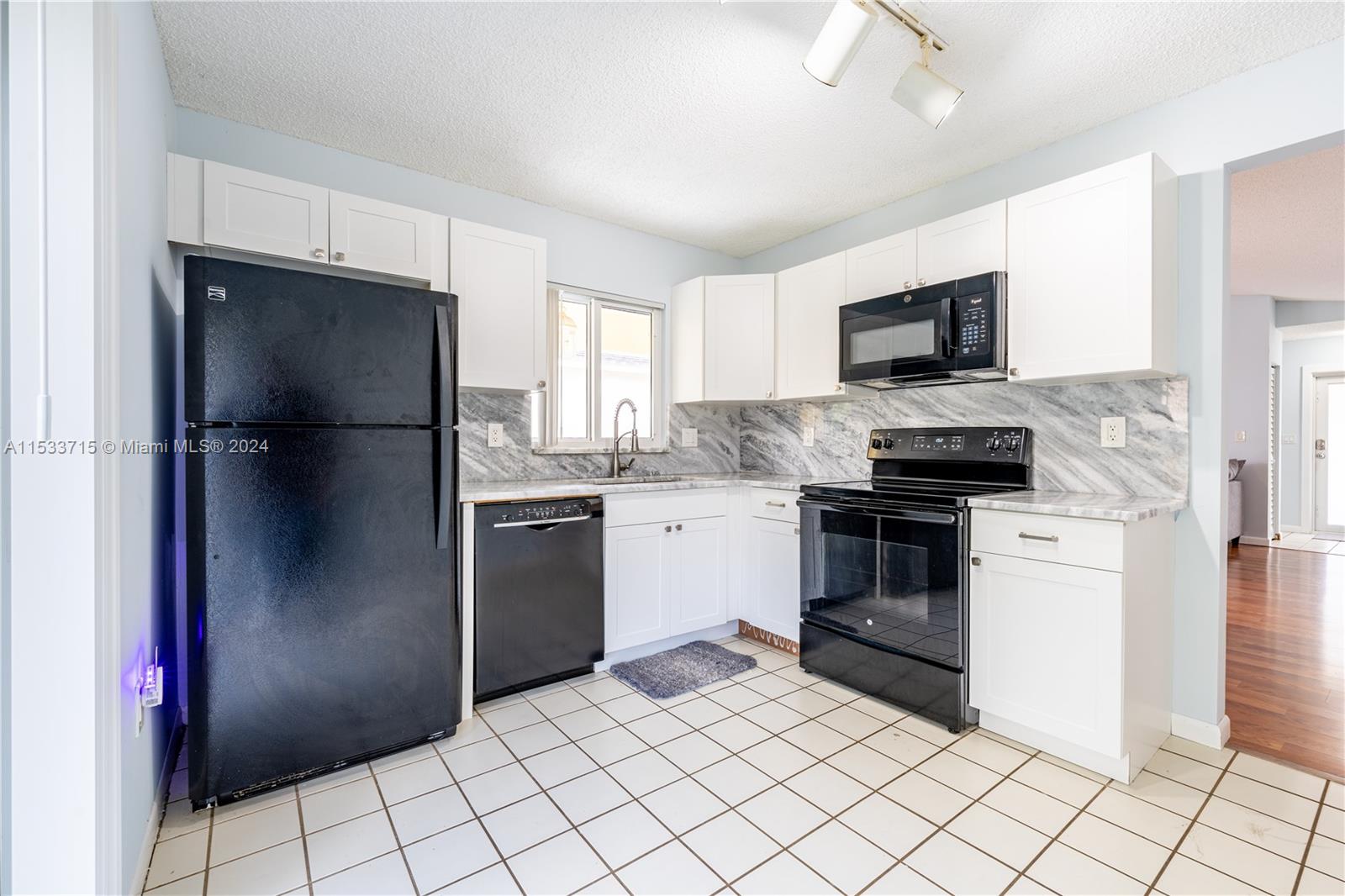 APPLE CREEK - Residential Lease