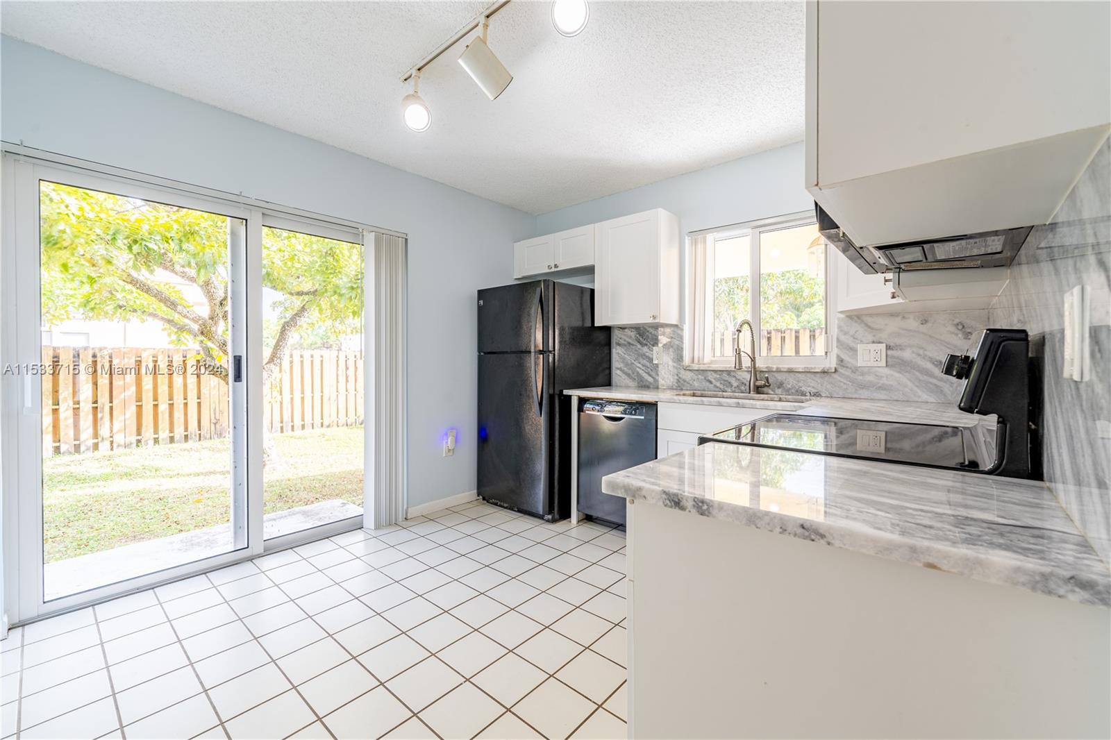 APPLE CREEK - Residential Lease