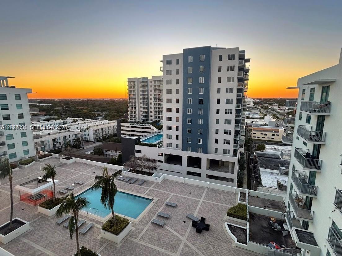 HOLLYWOOD STATION - Residential