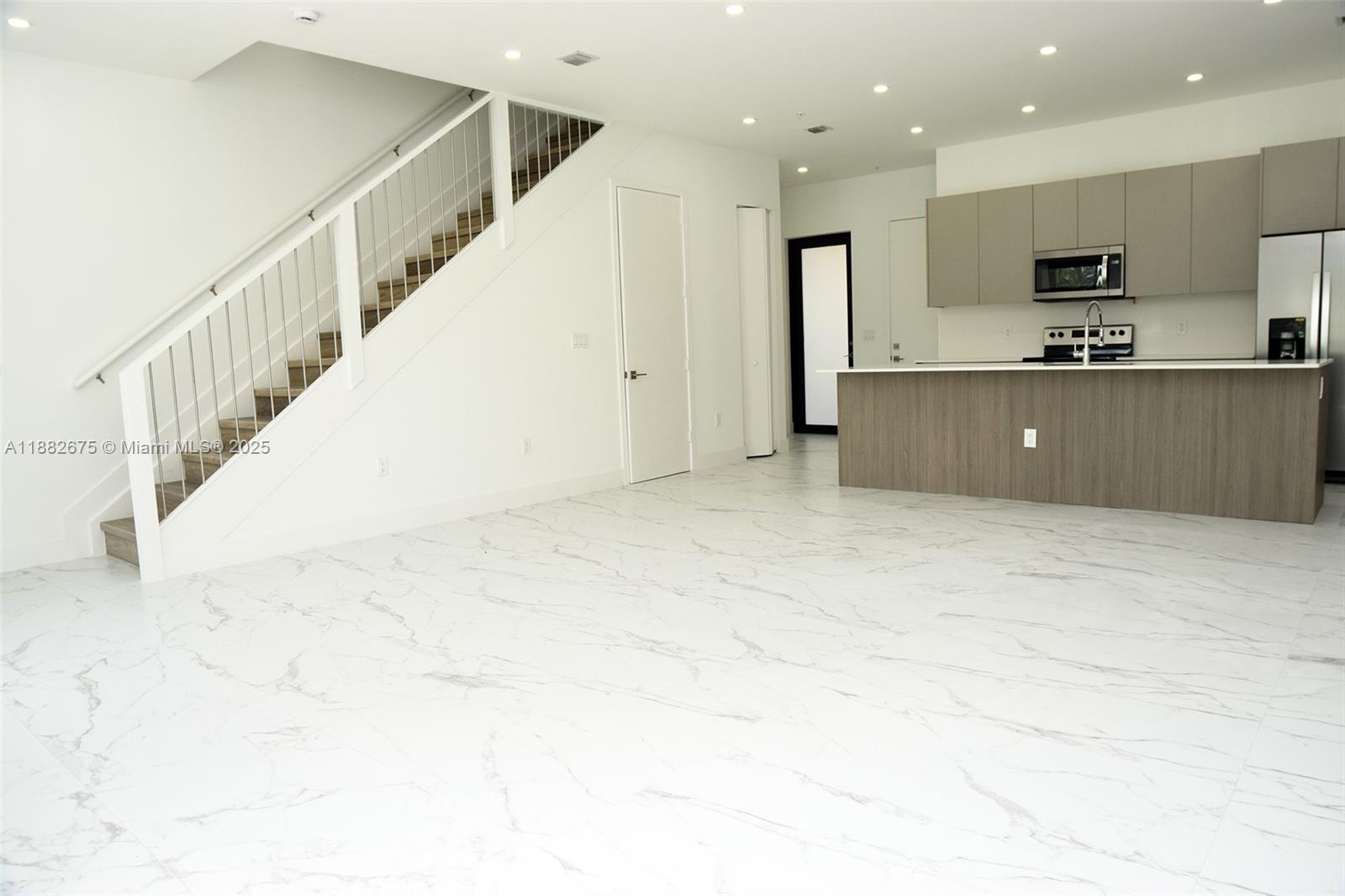 FLORANADA CENTER - Residential Lease