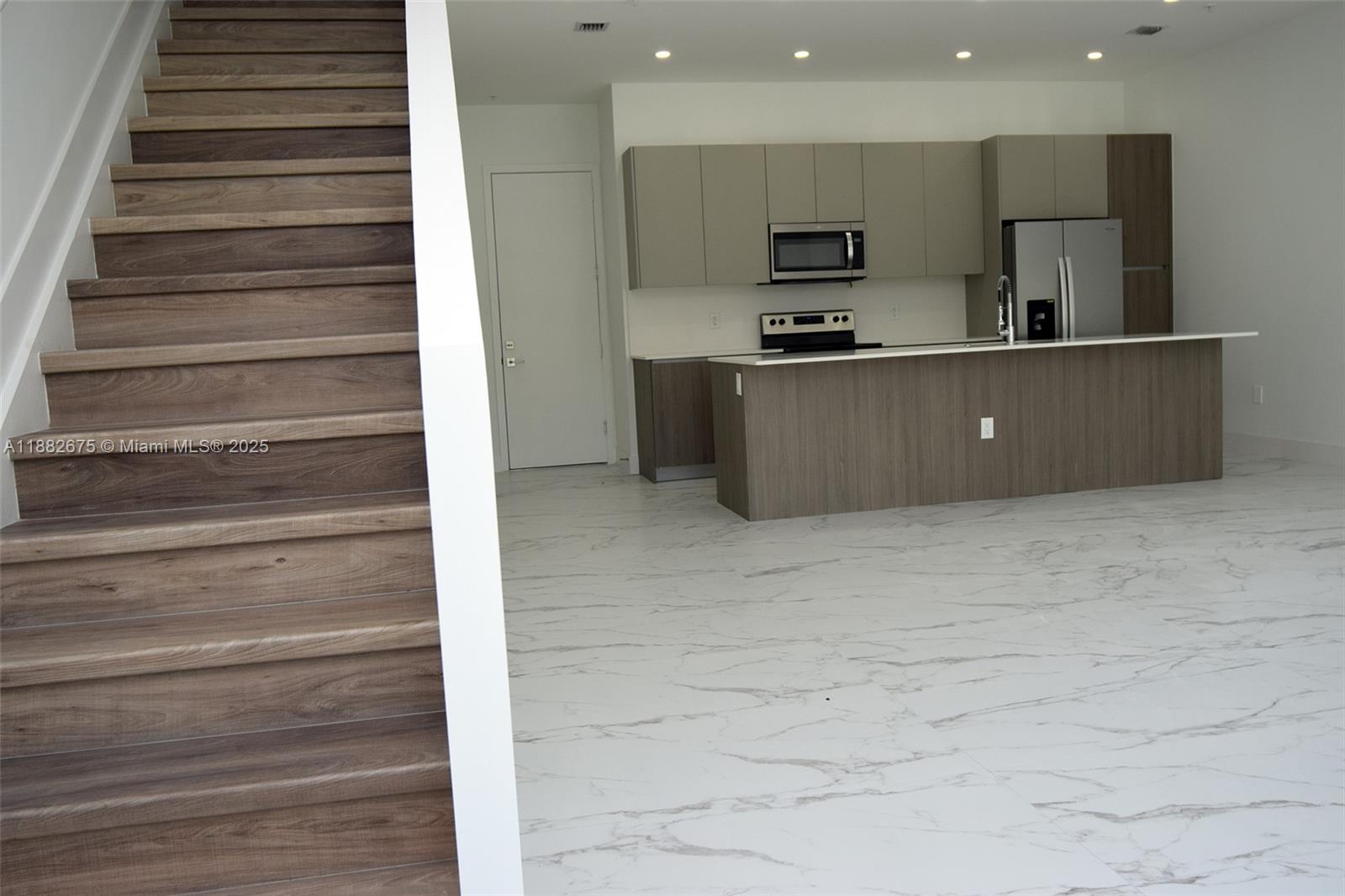 FLORANADA CENTER - Residential Lease