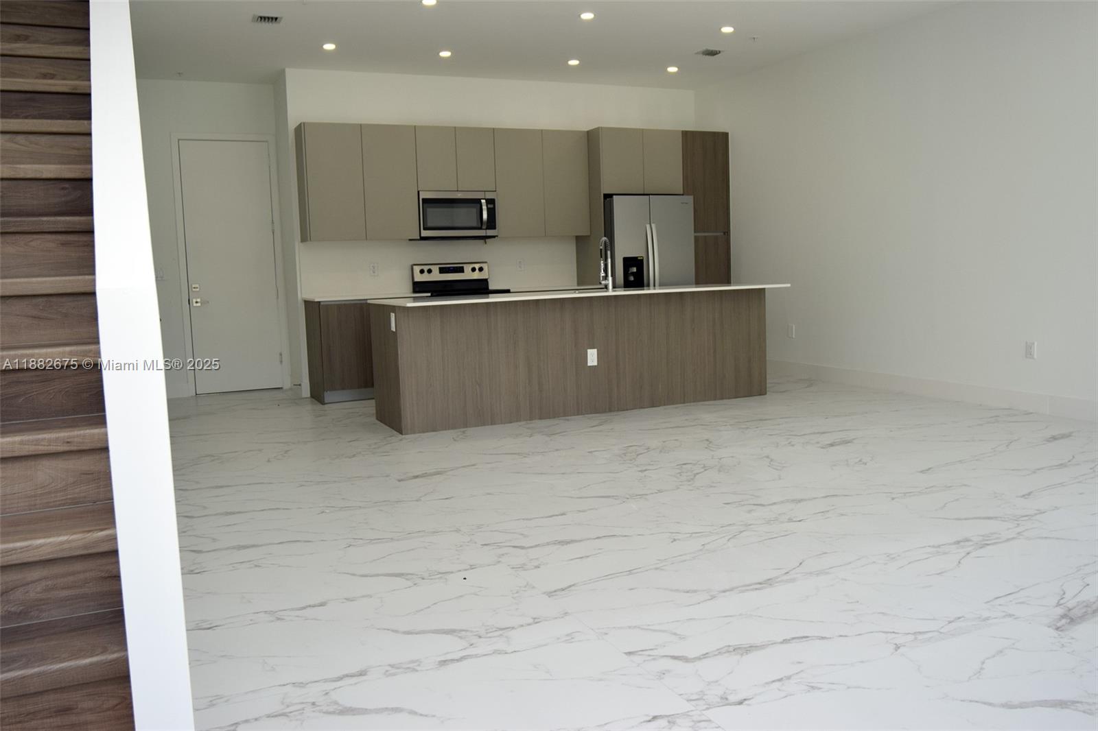 FLORANADA CENTER - Residential Lease