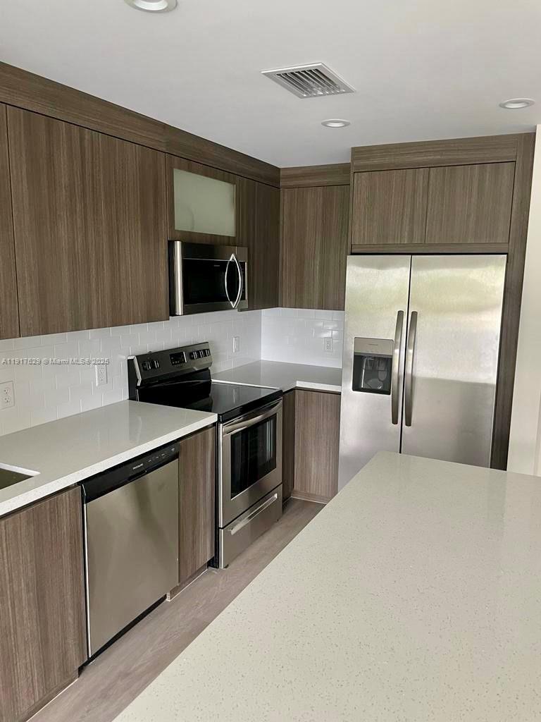 Excellent location brand new 1 bed, 1 bath in Hollywood. Stainless steel kitchen appliances, washer and dryer in unit. 1 assigned covered parking space. Walking distance to Hollywood Blvd, plenty of restaurants, bars and shopping. Only 10 min from the beach. Great opportunity!
