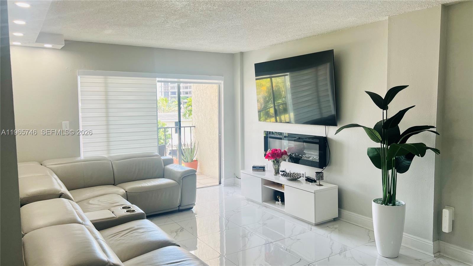 Beautifull renovated  3 bedooms and 2 baths aparment featuring modern finishes througout and exceptional amount of storage in Cypress of Kendale ,located in the heart of Kendall Lakes.
The community offers a pool,BBQ area sauna, clubhouse and game room.. Close to shopping ,restaurant and highways..