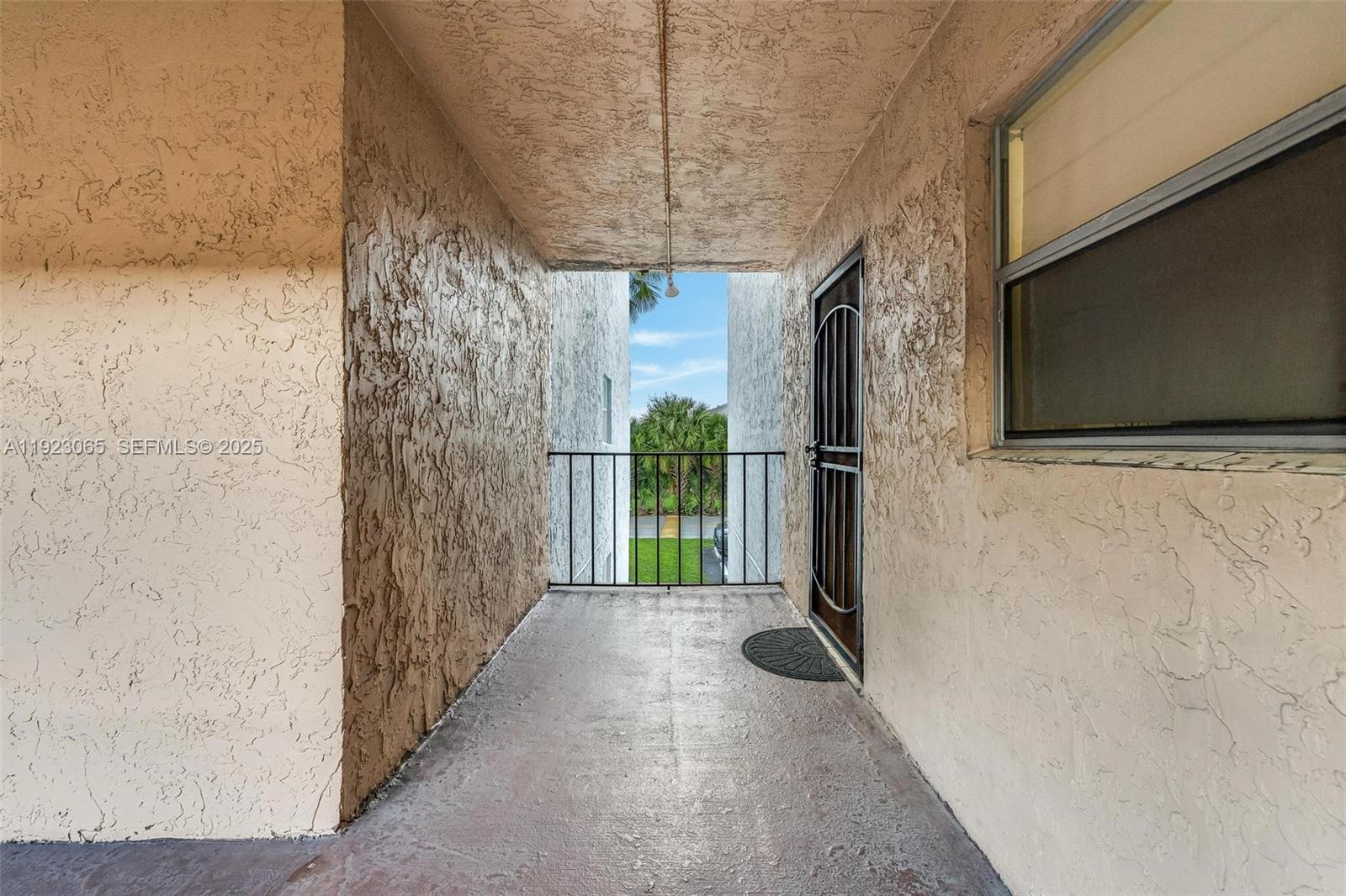 SOMERSET AT LAUDERDALE LA - Residential