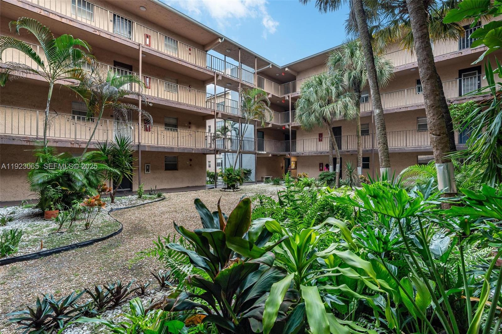 SOMERSET AT LAUDERDALE LA - Residential