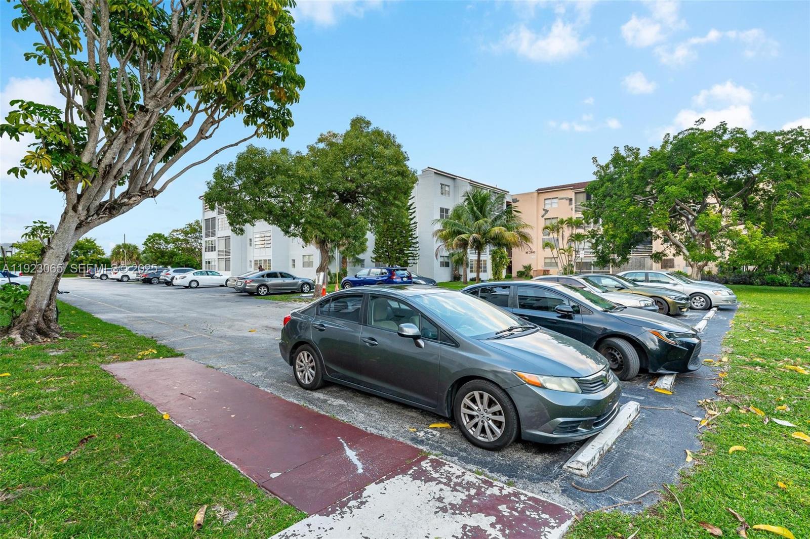 SOMERSET AT LAUDERDALE LA - Residential