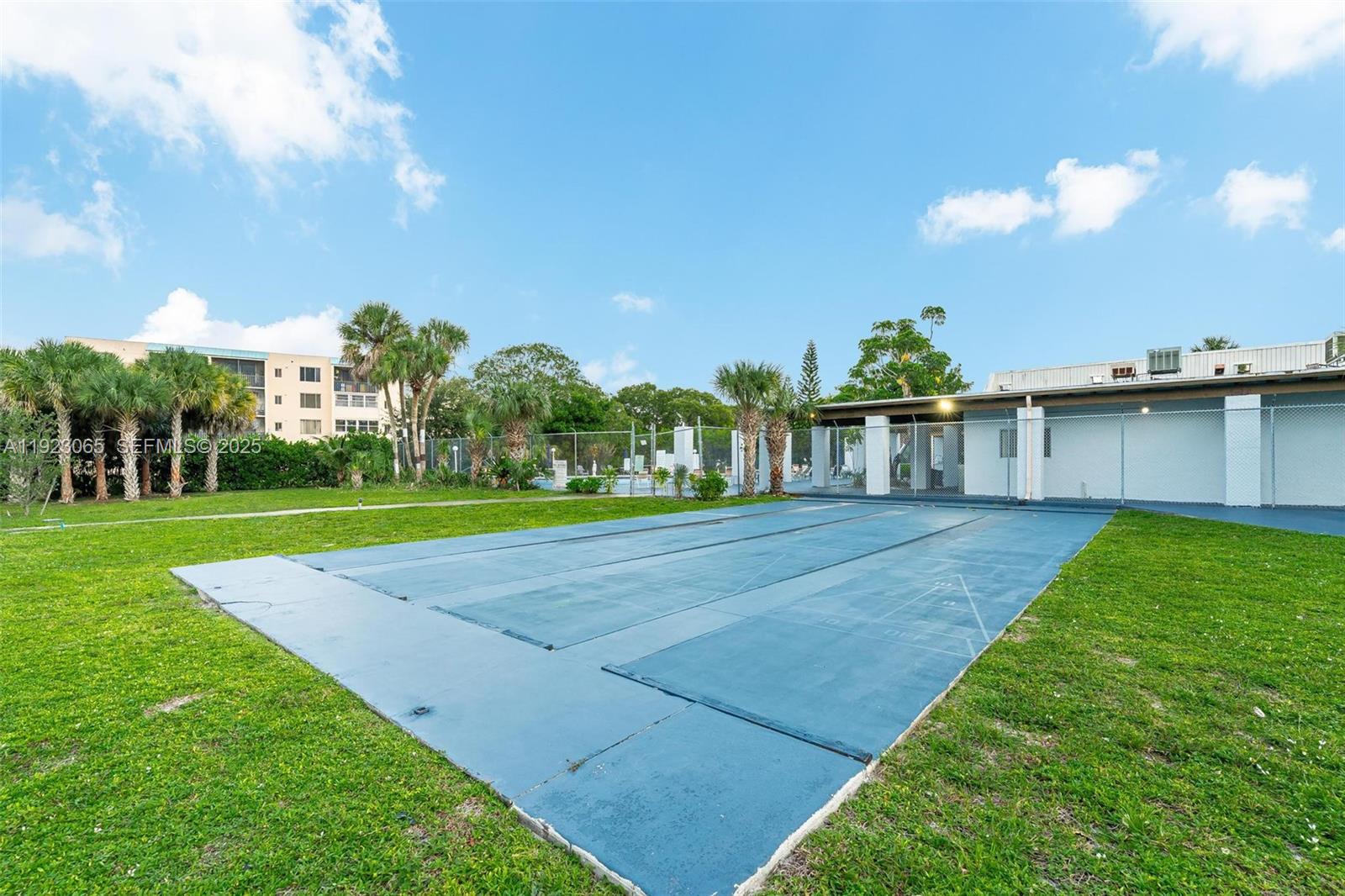 SOMERSET AT LAUDERDALE LA - Residential