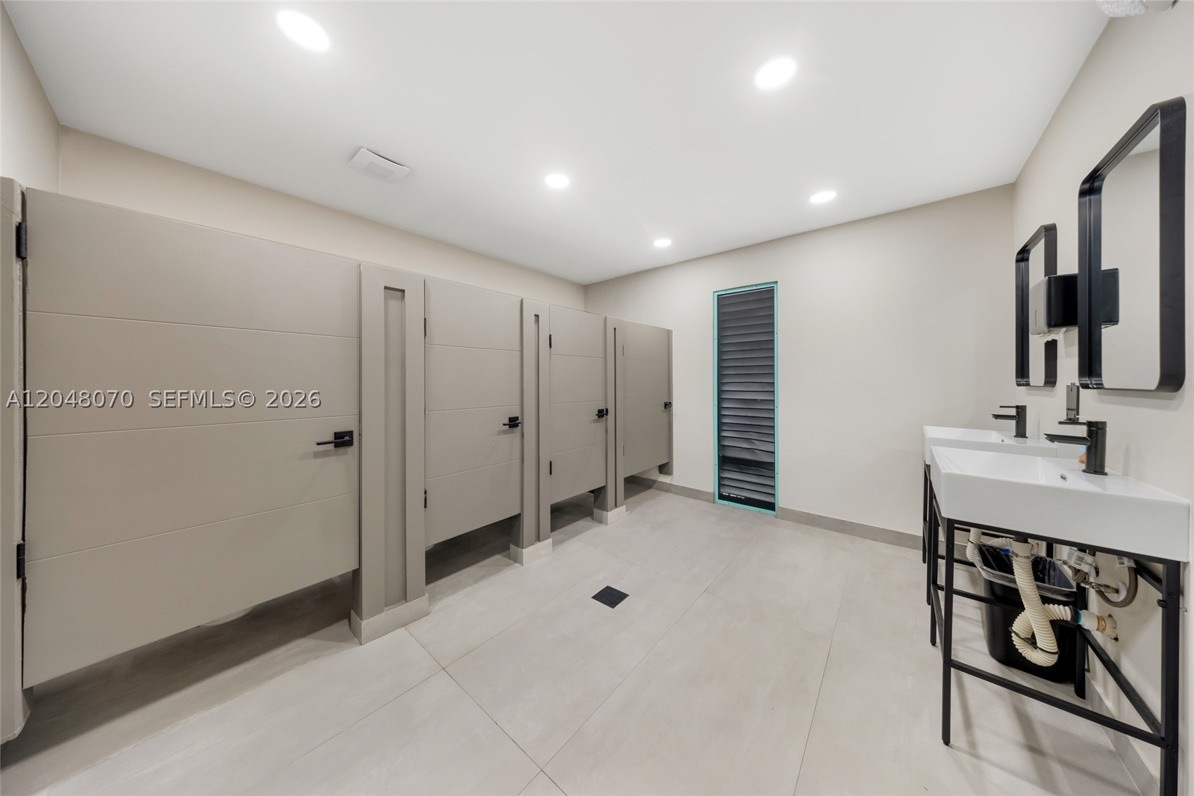 ROLLING HILLS GOLF AND - Residential Lease