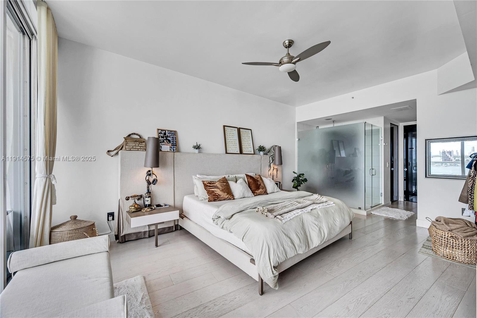 PARAMOUNT BAY CONDO - Residential