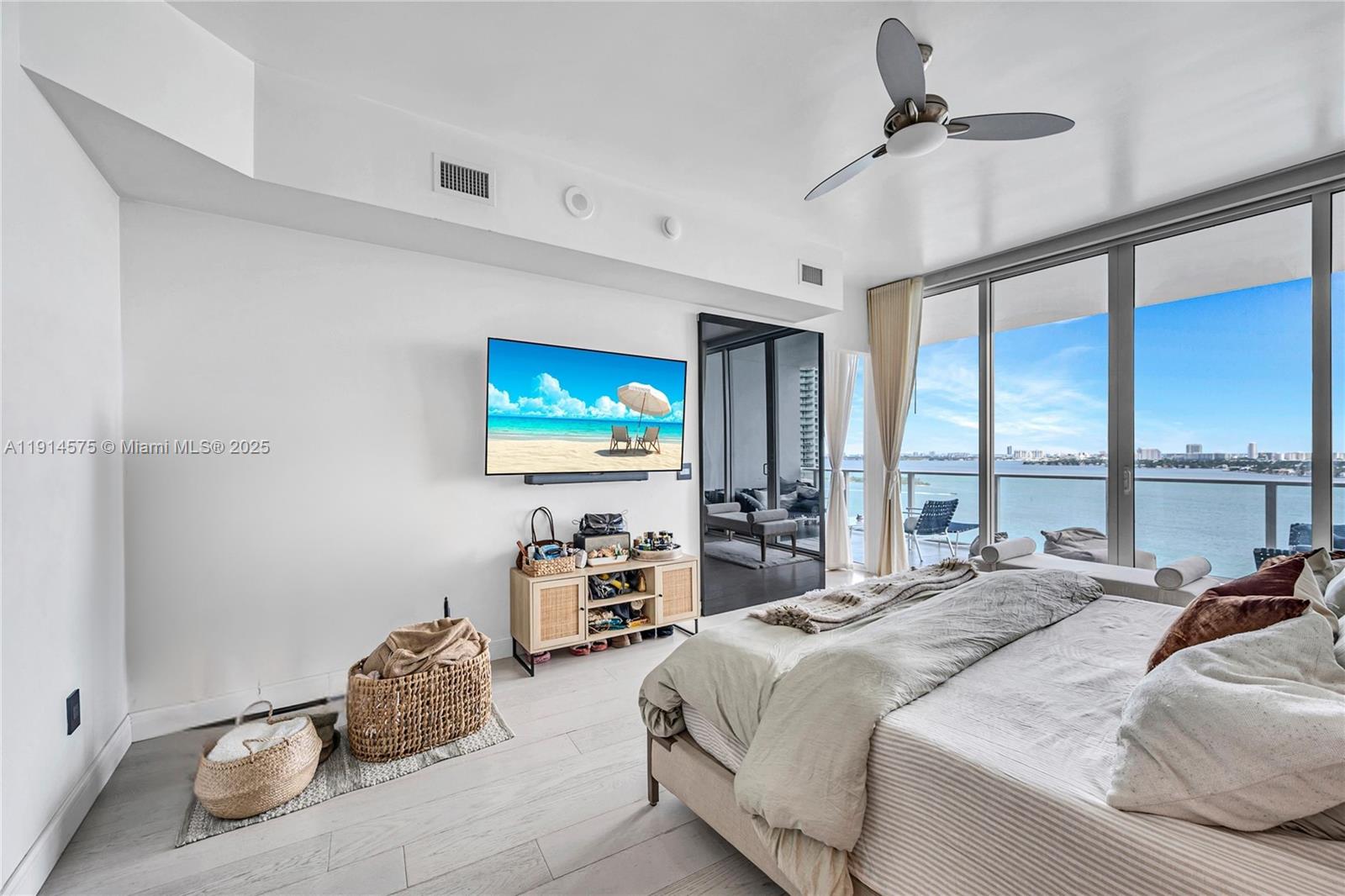 PARAMOUNT BAY CONDO - Residential