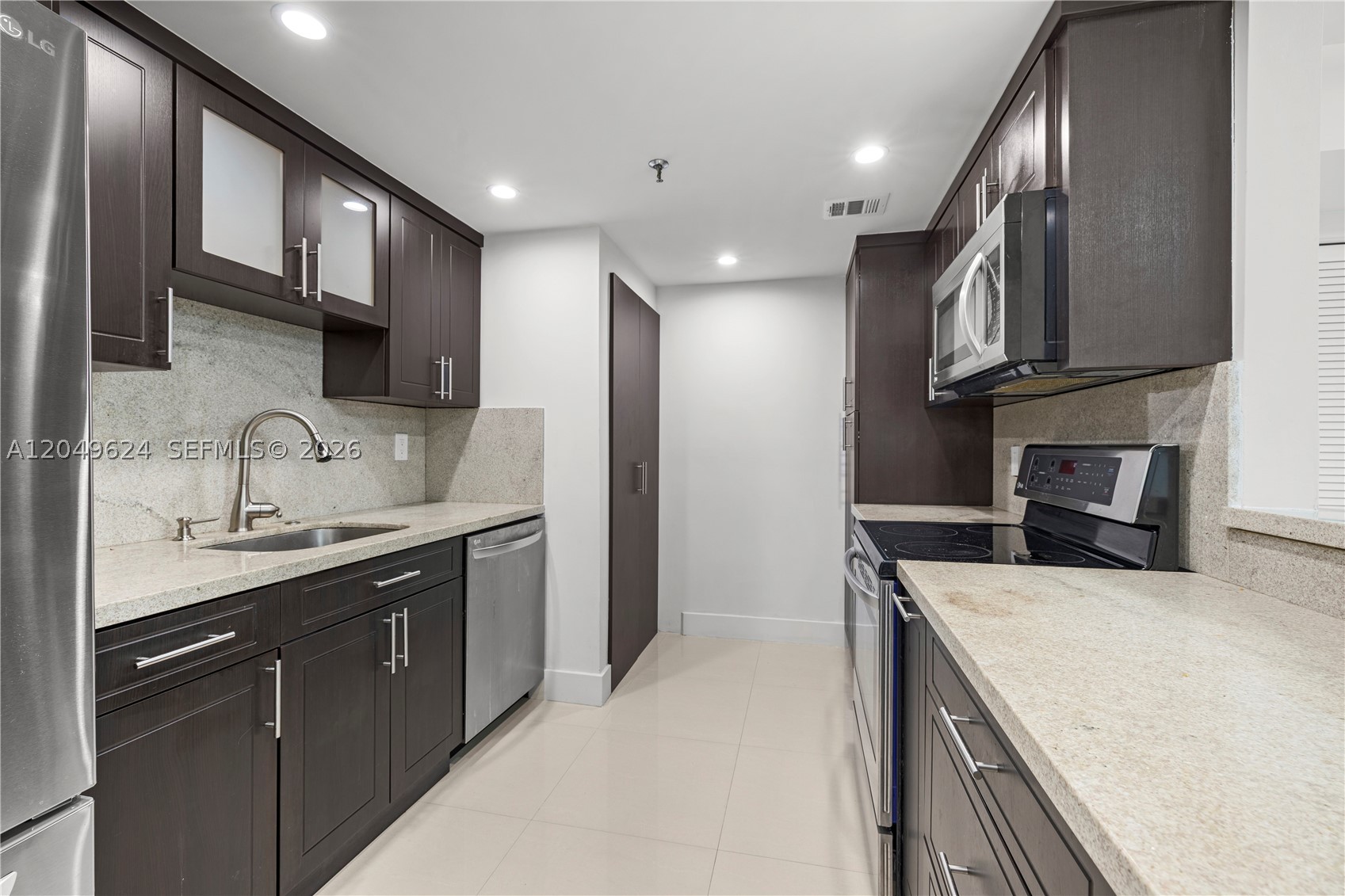 THE ROYAL CLUB CONDO - Residential Lease