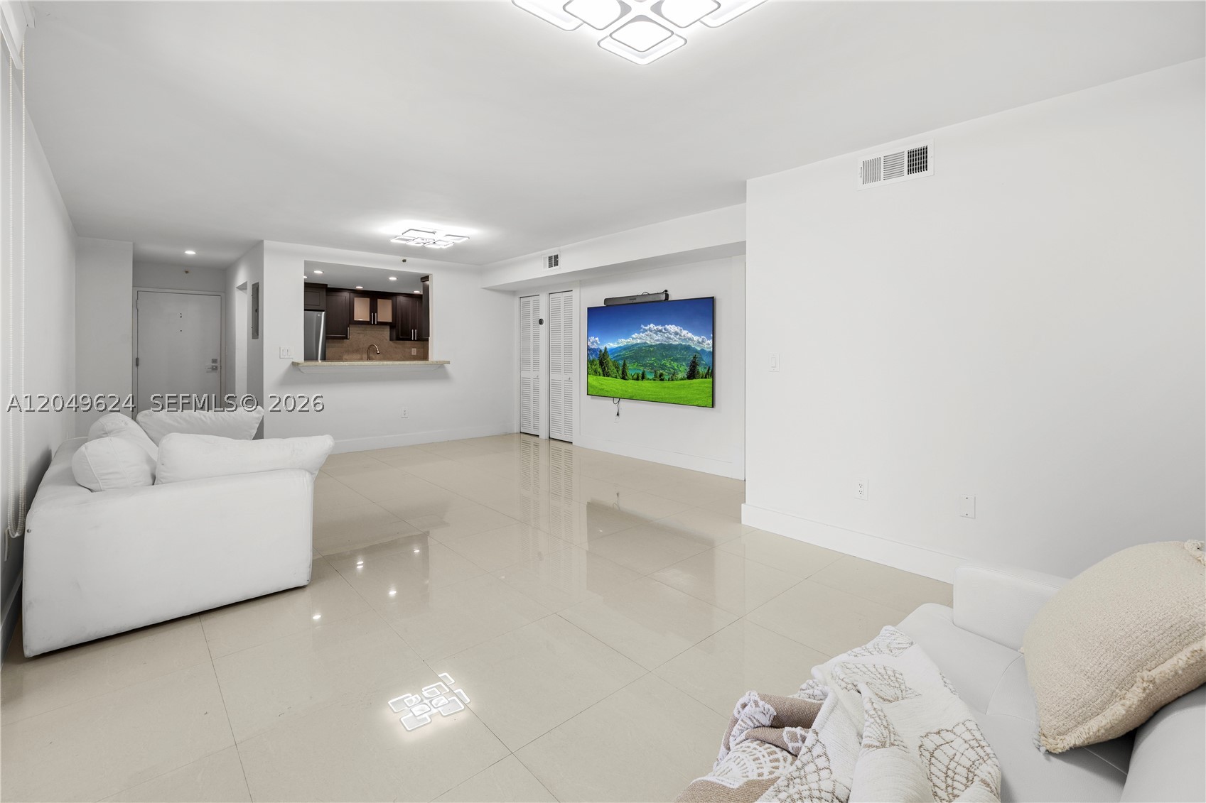 THE ROYAL CLUB CONDO - Residential Lease