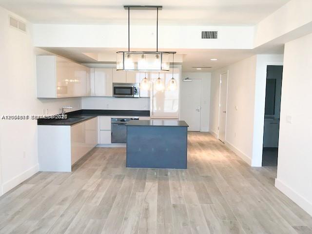 Beautiful 2BR/2BA upgraded unit at the iconic 1010 Brickell. Ideally located in the heart of Brickell, just steps from Brickell City Centre and Mary Brickell Village. Enjoy top-tier amenities including business center, kids and adults activity center, spa, rooftop pools, massage rooms, skyline running track, on-site restaurant, and rooftop outdoor movie theater.