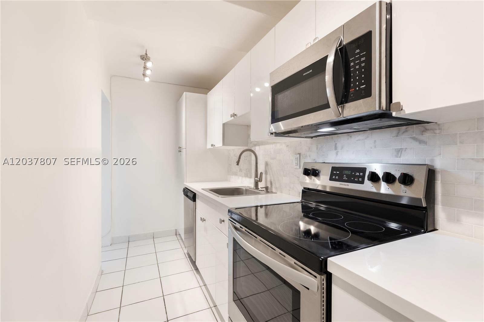 THE DECOPLAGE CONDO - Residential Lease