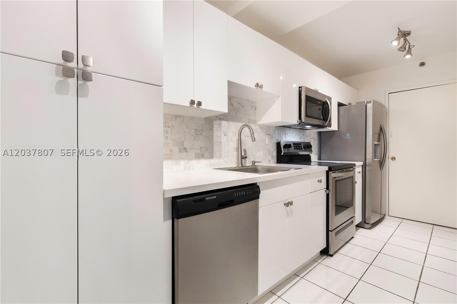 THE DECOPLAGE CONDO - Residential Lease