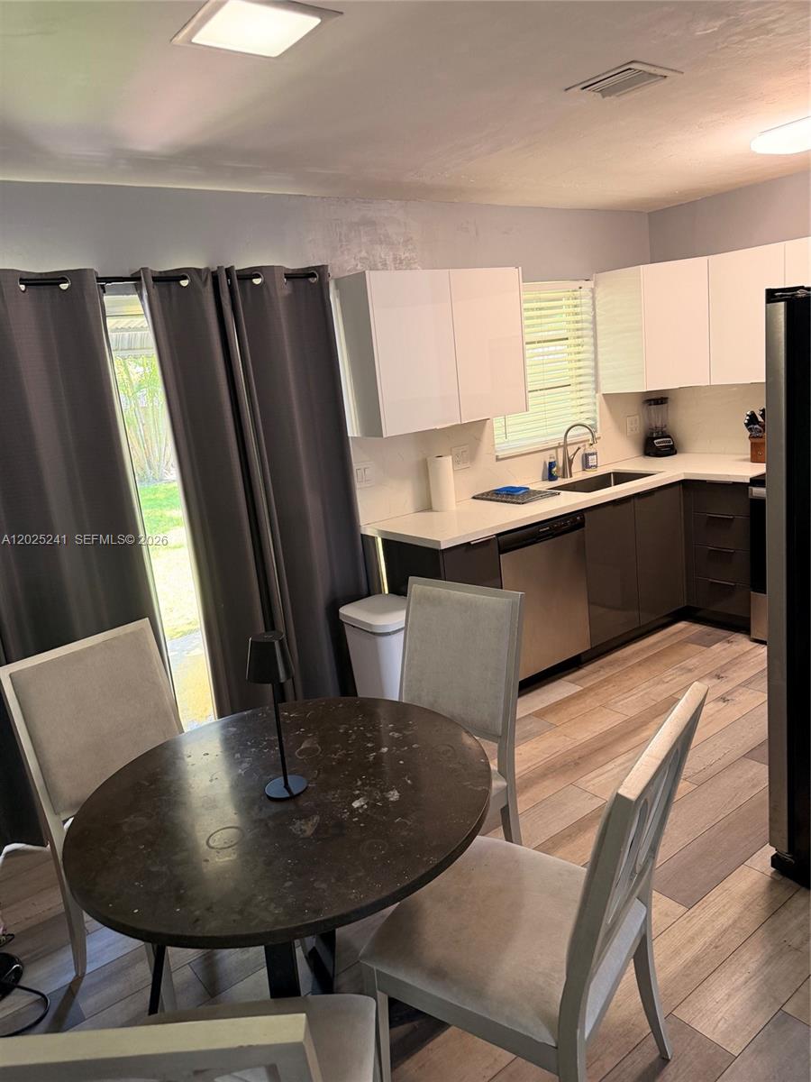LAUDERDALE PARK 6-33 1/2 - Residential Lease