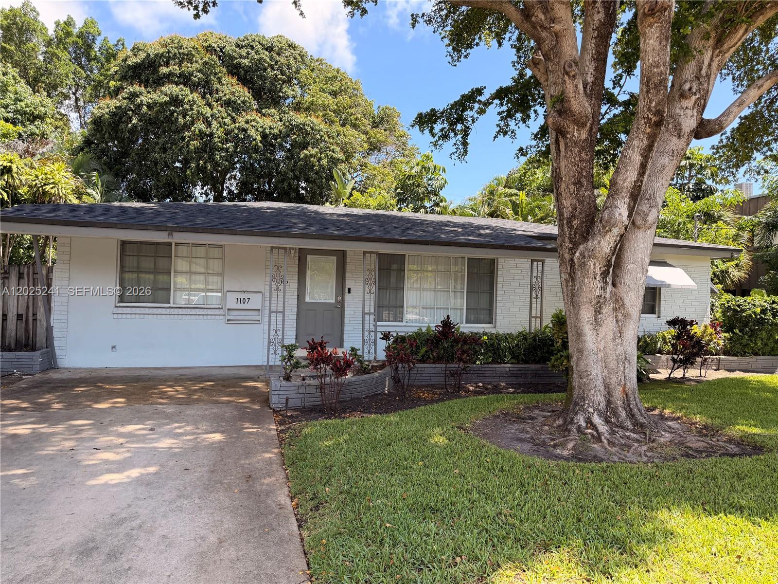 Spacious 2 bedroom. Located close to shopping, beaches, eateries in Wilton Manors. Recently upgraded with new stainless-steel appliances, kitchen and bathroom. Great place for a getaway as well as the working traveler. Smart Tv. Never miss your shows simply log in on the tv. On site shared laundry. Wi-Fi available.