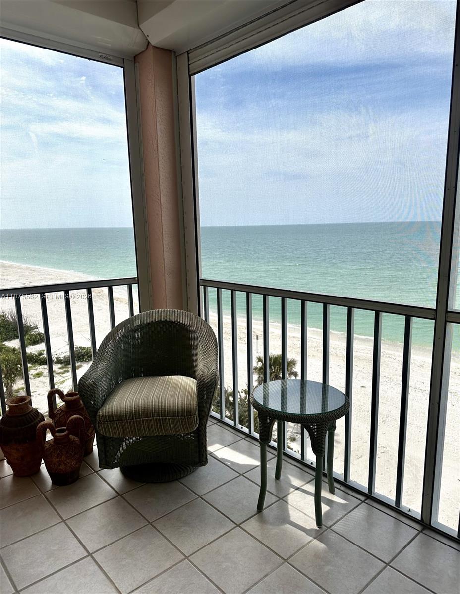 BAREFOOT BEACH CLUB - Residential