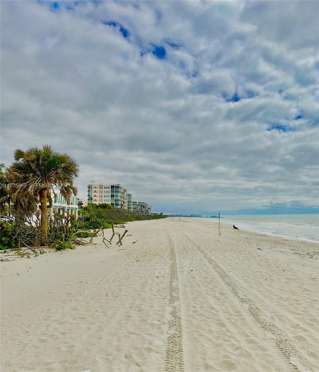 BAREFOOT BEACH CLUB - Residential